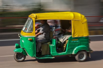UP: हाईवे पर हैवानियत की कोशिश... एक किमी तक चीखती रही, फिर टेंपो से कूदी महिला, सिर-हाथ और नाक की हड्डी टूटी Delhi woman harassment on NH-58 in Meerut jumped from a moving tempo Head, arm and nose bones broken