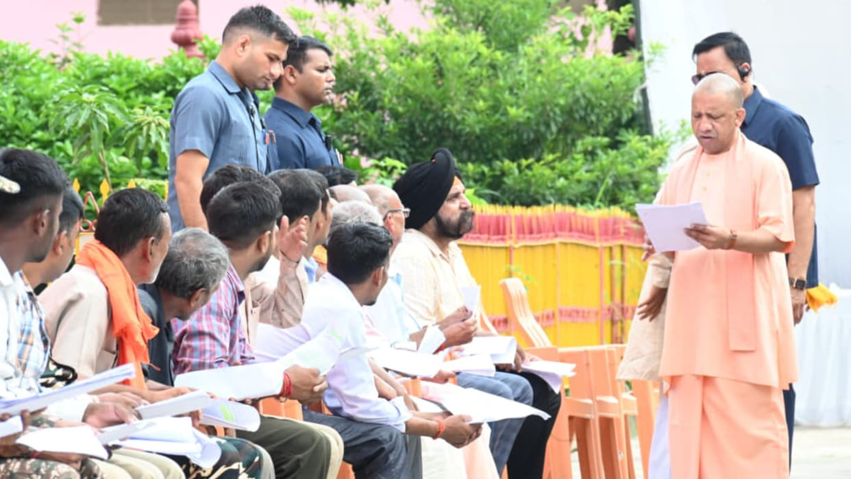 CM Yogi heard the problems in the public court of Gorakhanath temple, 200 people had reached
