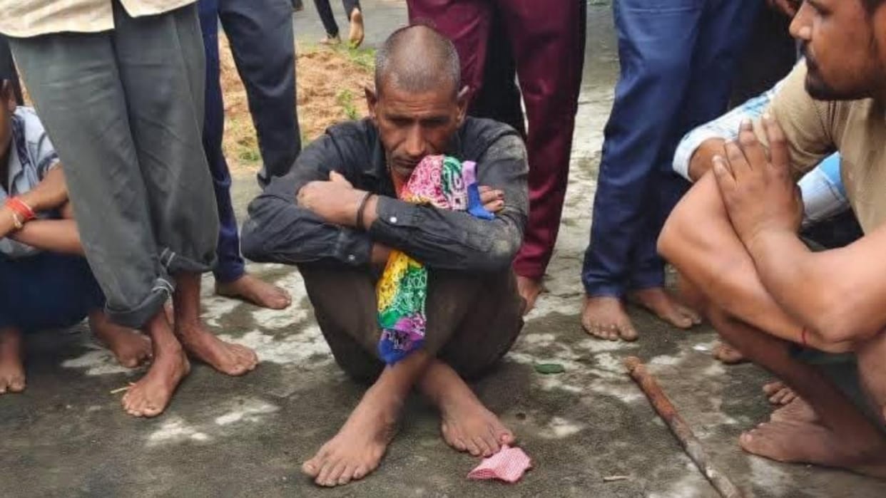 Lalitpur: The thief was running away with the donation box from the temple, the villagers caught him