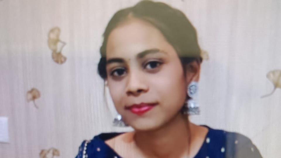 girl students deteriorated due to poisoning one died in Lakhimpur Kheri