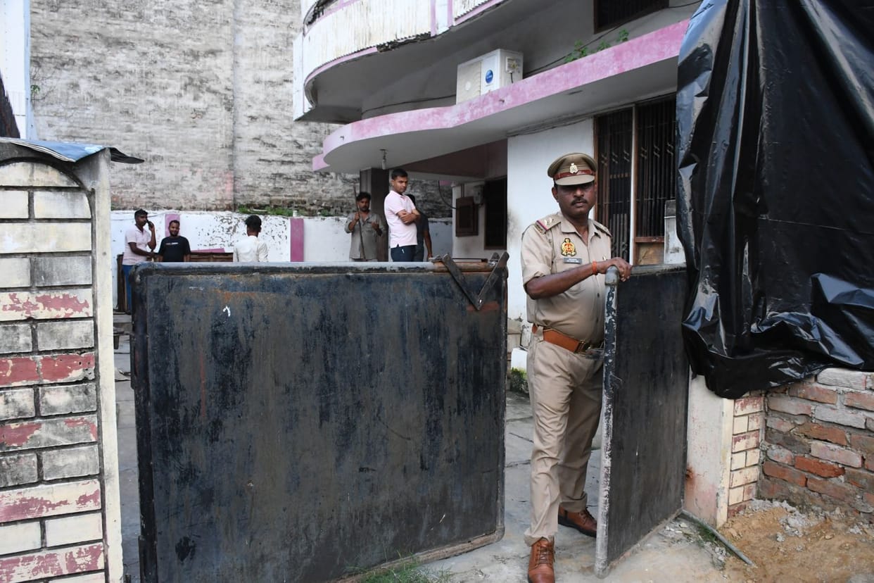 Lucknow: Dead bodies of mother and son found lying at home, only pet dog found in the house; relatives refused