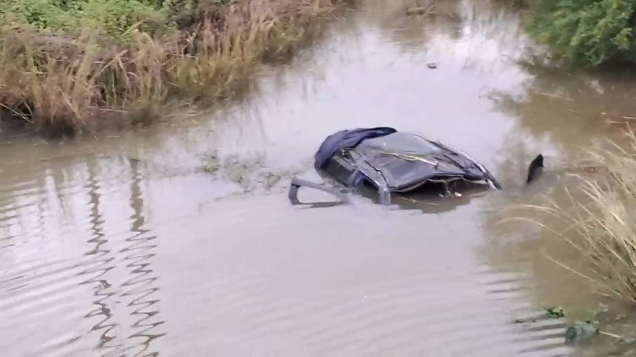 Horrible road accident in Rahui, Bihar: High speed Creta falls into pit, three dead