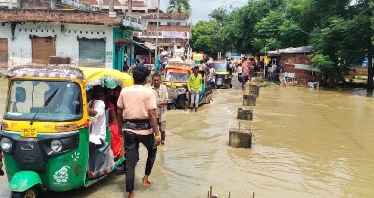 Water level of Morhar river increased in Jehanabad, water rose on the bridge, people in panic