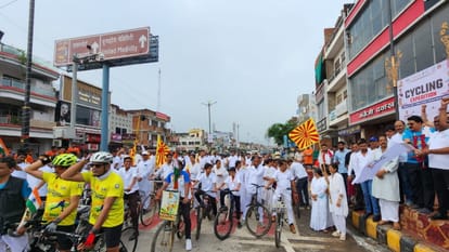 झलवा में मेजर ध्यानचंद्र चौराहे से साइकिल यात्रा को हरी झंडी दिखाकर रवाना करते खेल राज्यमंत्री।
