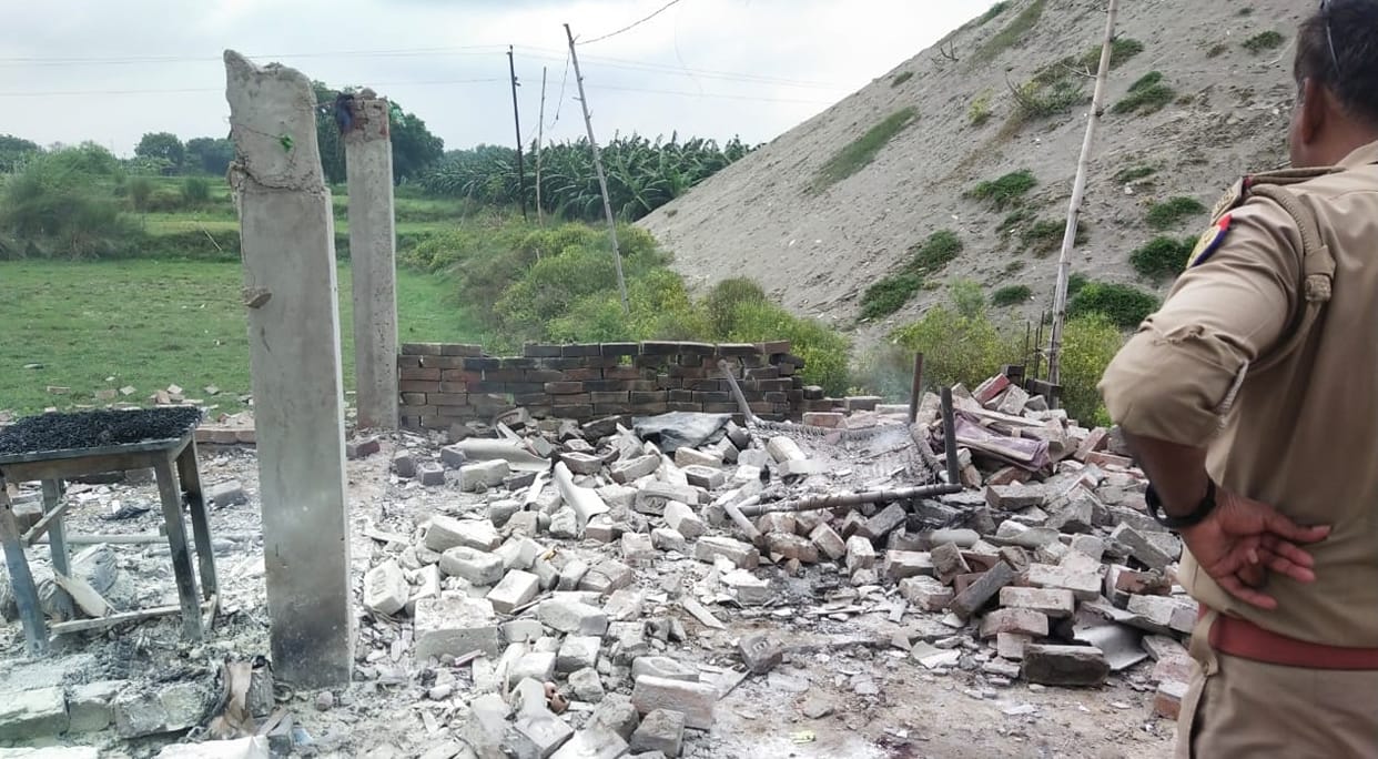 Fatehpur Blast Explosion while making firecrackers woman dies and husbands condition critical