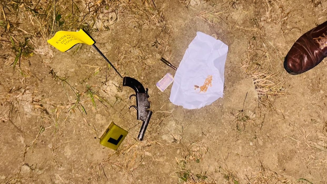 Banda Two members of Iranian gang arrested in encounter shot in leg used to commit theft wearing khaki uniform
