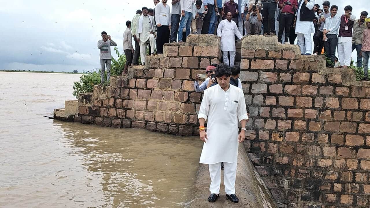 Guna News: Scindia reached Kalora driving a tractor, gave relief and assurance to flood victims