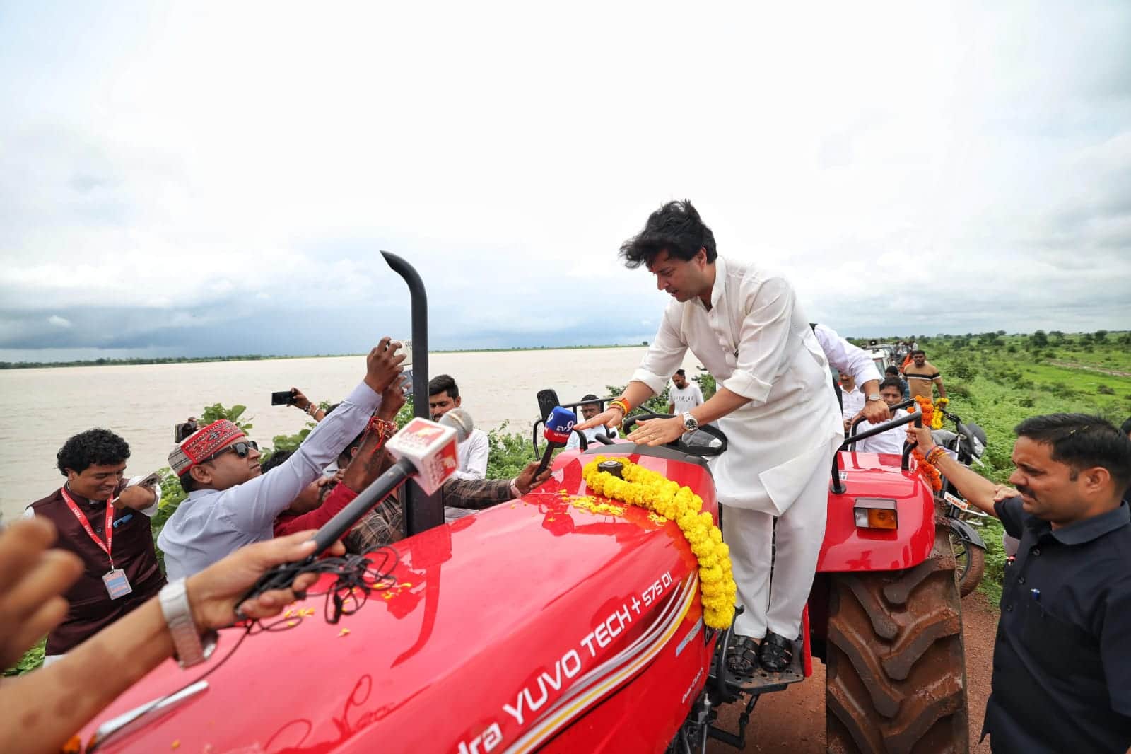 Guna News: Scindia reached Kalora driving a tractor, gave relief and assurance to flood victims