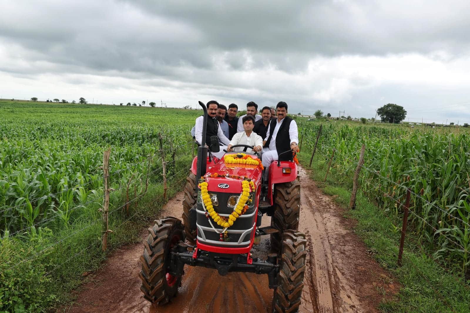 Guna News: Scindia reached Kalora driving a tractor, gave relief and assurance to flood victims