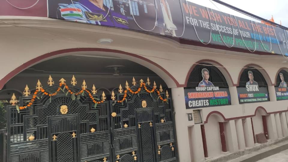 Shubhanshu Shukla house decorated and road built to welcome him in Lucknow sister, father expressed happiness
