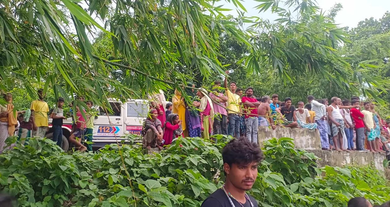 Tragic accident in Kishanganj, son slipped from father's lap and drowned in the waves of the river