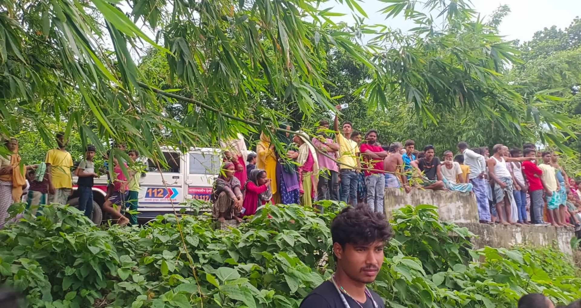 मौके पर मौजूद भीड़