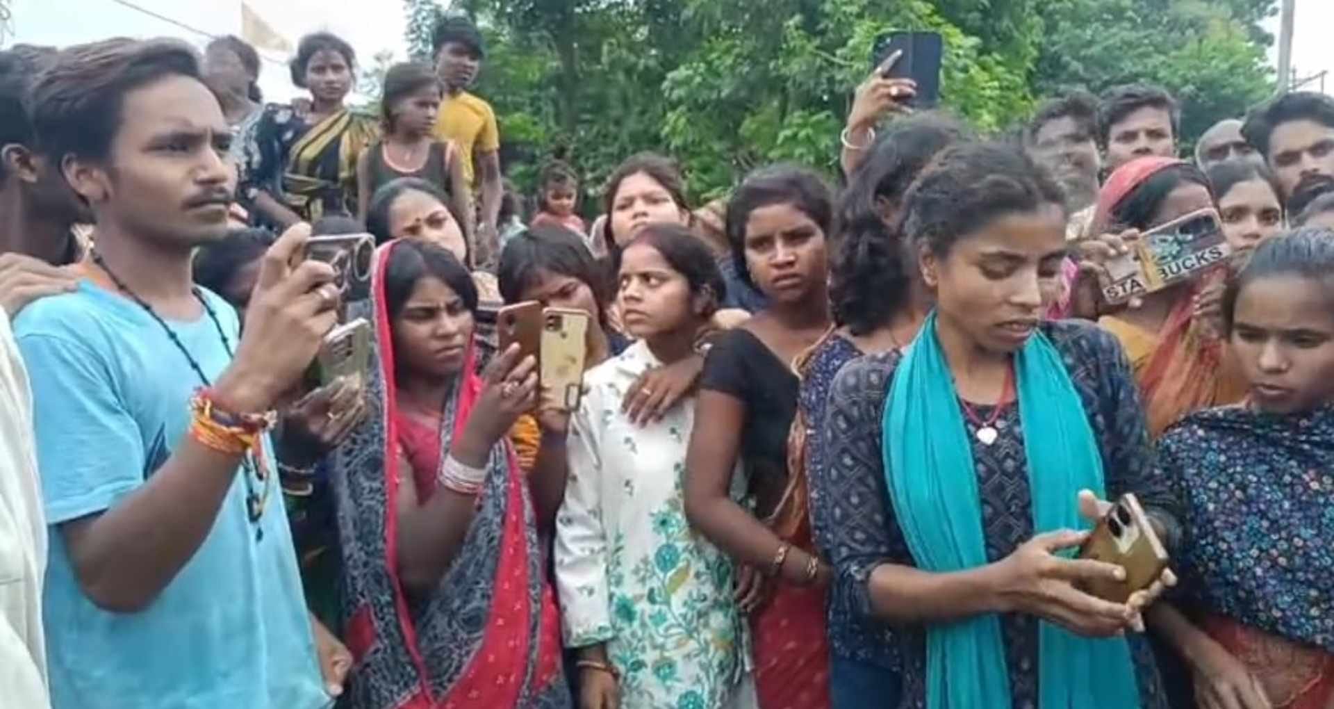 मौके पर मौजूद लोग
