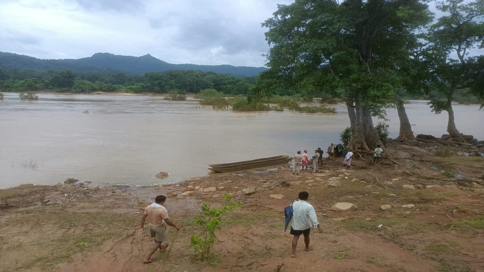 boat full of villagers capsized one missing four people were rescued safely in Dantewada