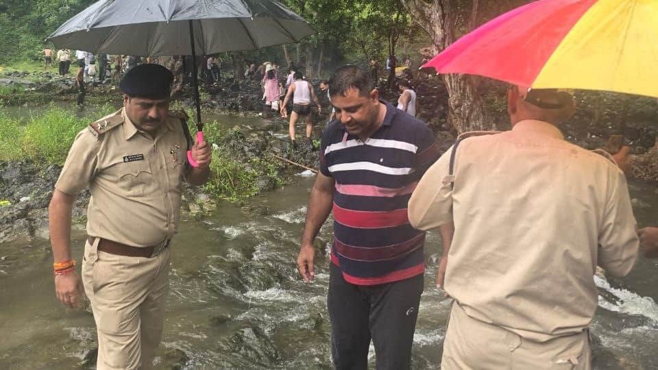 indore news police rescue youths from picnic spot after heavy rain crowd