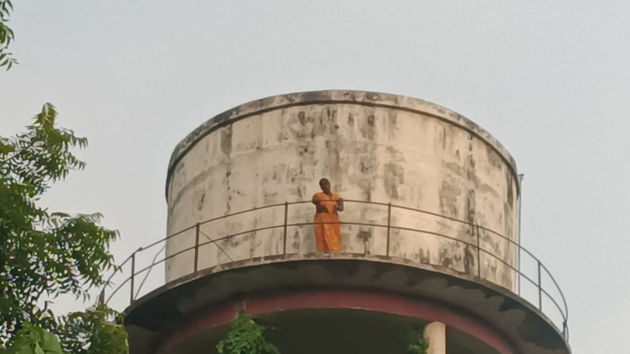 Woman climbed on water tank and tried to commit suicide, accused of occupying the land