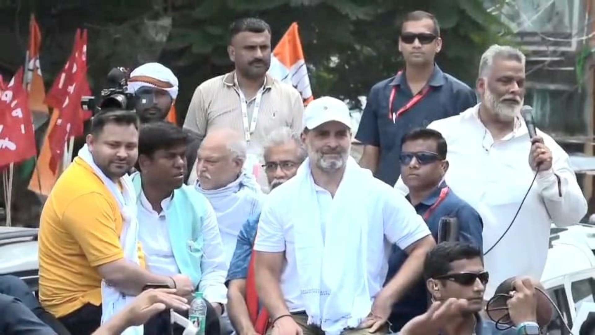 राहुल गांधी, तेजस्वी यादव और पप्पू यादव के साथ अन्य