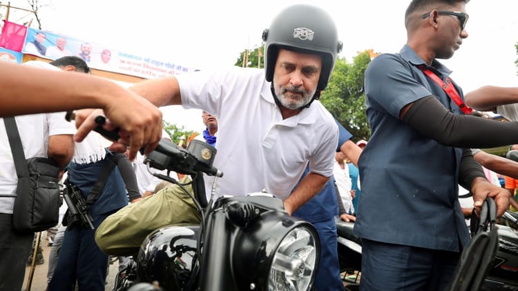 वोटर अधिकार यात्रा: पूर्णिया में राहुल की सुरक्षा में चूक, अचानक युवक ने आकर किया 'किस’; हिरासत में लिया गया