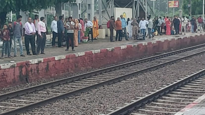 UP: Rail accident in Kanpur Dehat, two wheels of a coach of a goods train derailed on down line