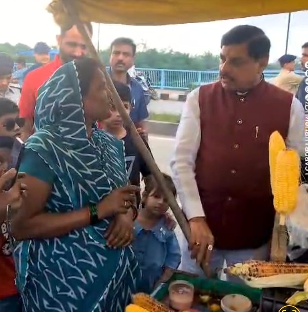 MP News: Chief Minister Dr. Mohan Yadav stopped at Bhadbhada bridge in Bhopal, tasted corn with the citizens