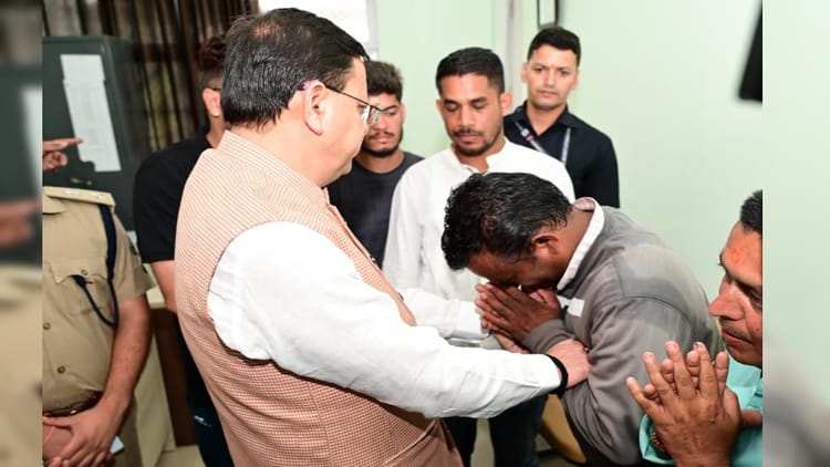 Chamoli: सीएम धामी ने किया आपदा प्रभावित क्षेत्र का निरीक्षण, राहत शिविर में पीड़ितों के छलके आंसू, तस्वीरें