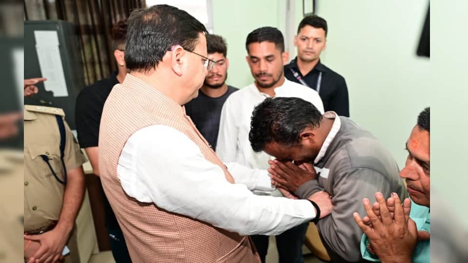 Chamoli Disaster: CM Dhami met the disaster affected people in the relief camp, people shed tears