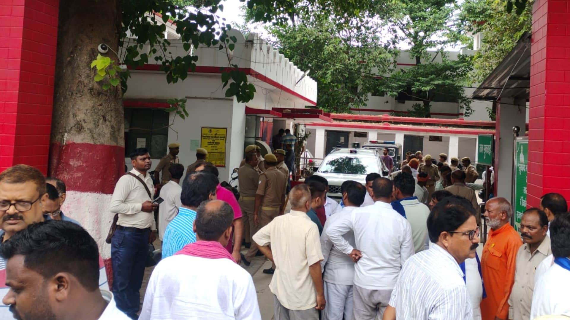 सारनाथ थाने पर माैजूद भीड़।