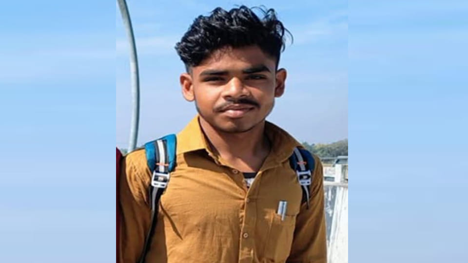 Hardoi: They were making a video while strolling in flood from a broken boat, boat capsized, one died