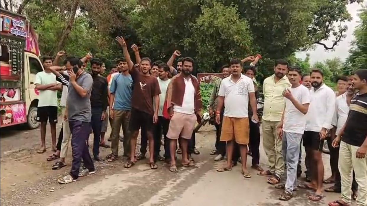 Jhansi: Villagers angry with power cuts blocked the road and raised slogans