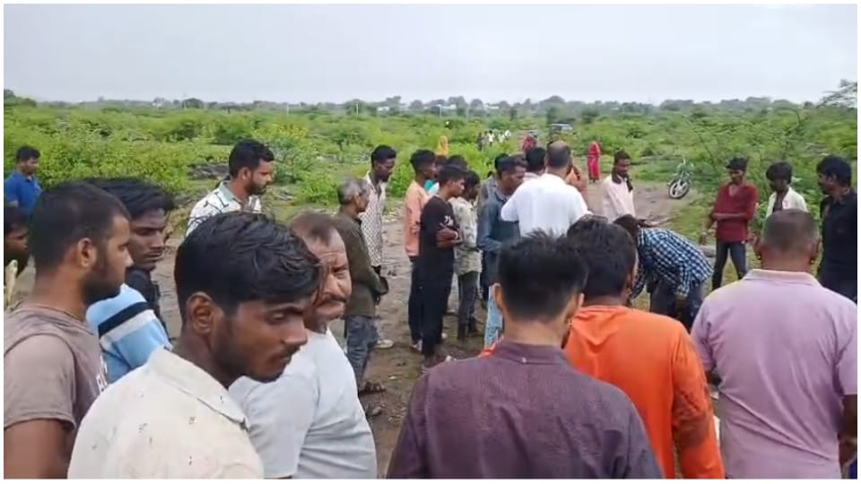 हादसे के बाद मौके पर लगी लोगों की भीड़।