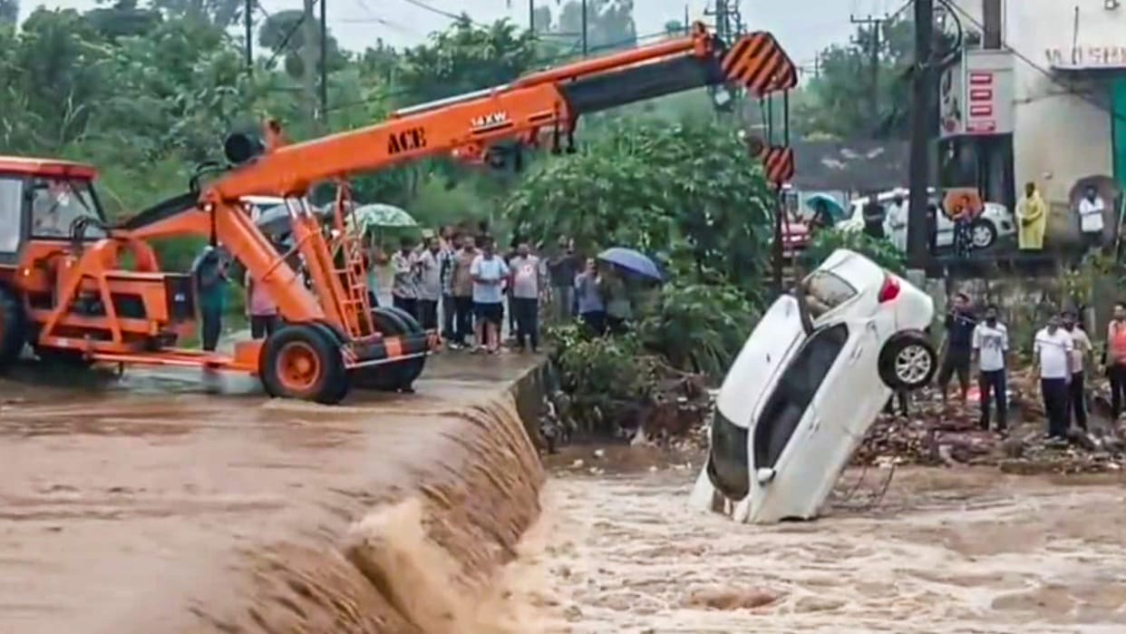 many people died in incidents related to heavy rains in different parts of country most in Jharkhand