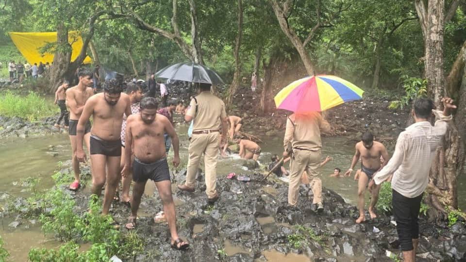 indore news police rescue youths from picnic spot after heavy rain crowd
