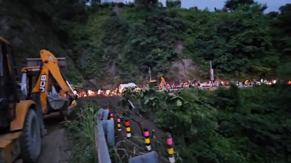 Bhimtal-Haldwani road remained closed for three hours due to hill cracking