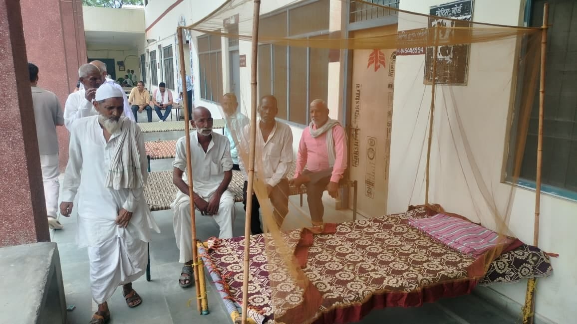 Muzaffarnagar: Farmers indefinite protest at Khatauli Tehsil against corruption