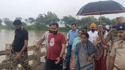 Heavy rain flood threat in eight districts of Punjab two children died in Pathankot school closed