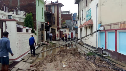 Jcb Pulled The Electricity Cable In Padri Bazar Of Gorakhpur, Three Poles  Broke And Fell - Supply Stopped - Amar Ujala Hindi News Live - Gorakhpur  News:सड़क पर Jcb से हो रही