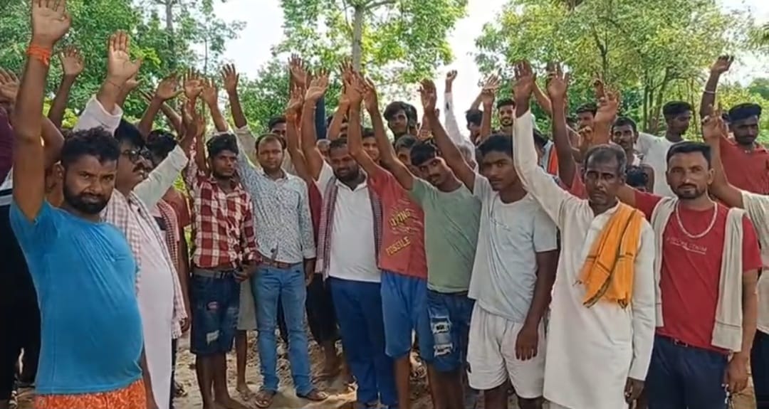 Bihar News: Villagers protest against poor construction, lock down school premises