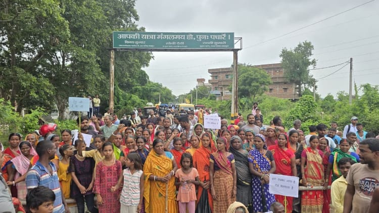 रोड नहीं तो वोट नहीं: बिहार के इस इलाके में बुलंद हुई आवाज, ग्रामीणों ने किया सड़क जाम; मौके पर पहुंची पुलिस