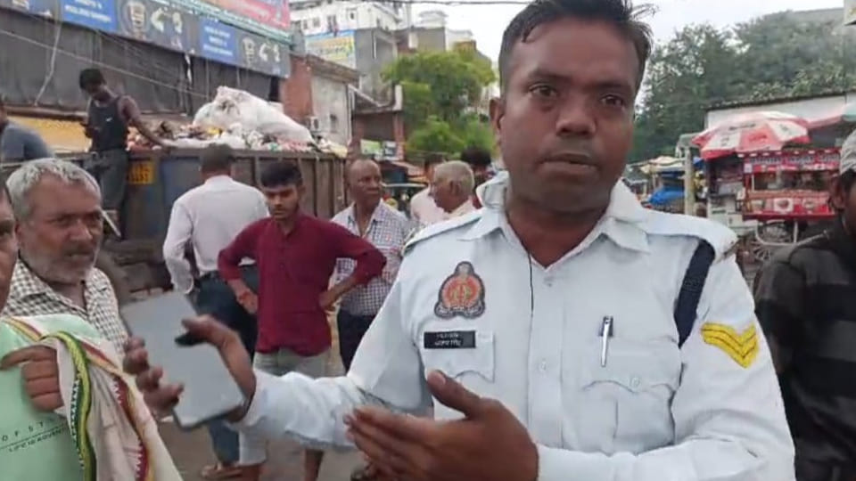 Driver beat up traffic cop when auto coming from opposite direction was stopped