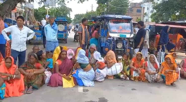 Bihar News: लखीसराय में बाढ़ पीड़ितों का हंगामा, सहायता राशि नहीं मिलने पर मुख्य सड़क किया जाम; नारेबाजी
