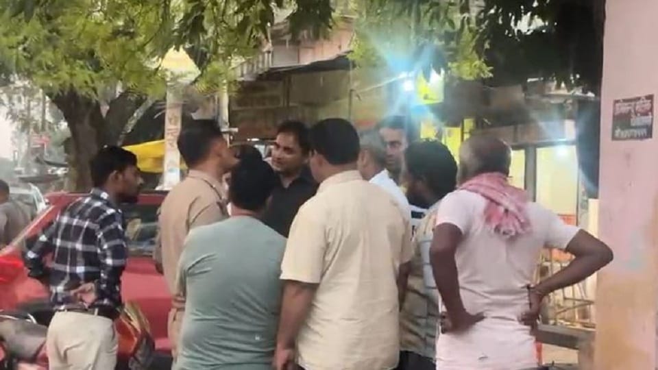 Five lakh rupees stolen from bed of  stamp vendor from Tehsil in Mathura