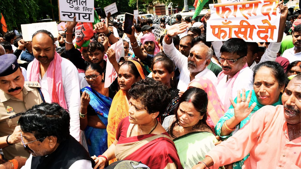 Varanasi News Samajwadi Party creates ruckus at district headquarters accuses of irregularities in SIR