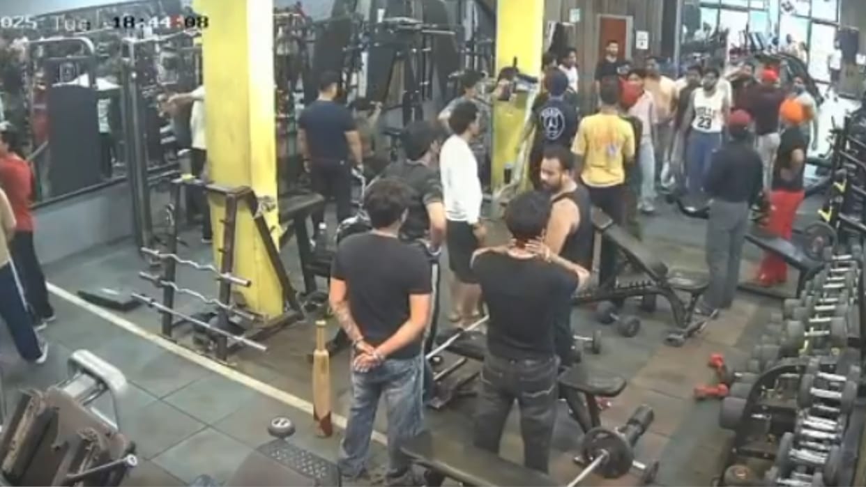 A crowd of boys came to beat up a single man the workout place turned into an arena Video goes Viral