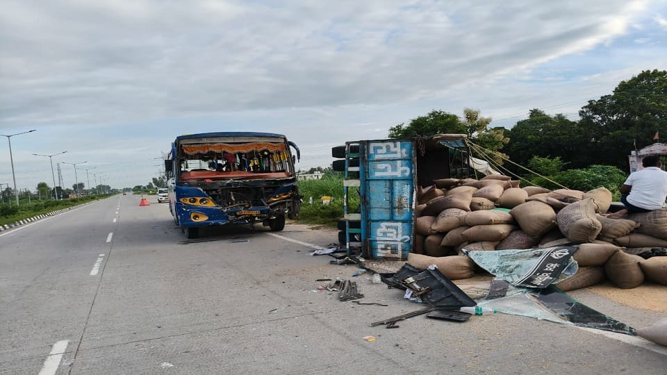 Ten injured as bus collides with tractor-trolley loaded with wheat in jaspur