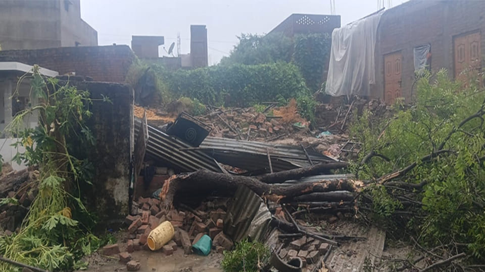 Fatehpur: house collapsed, mother and son died after being buried under rubble, five injured
