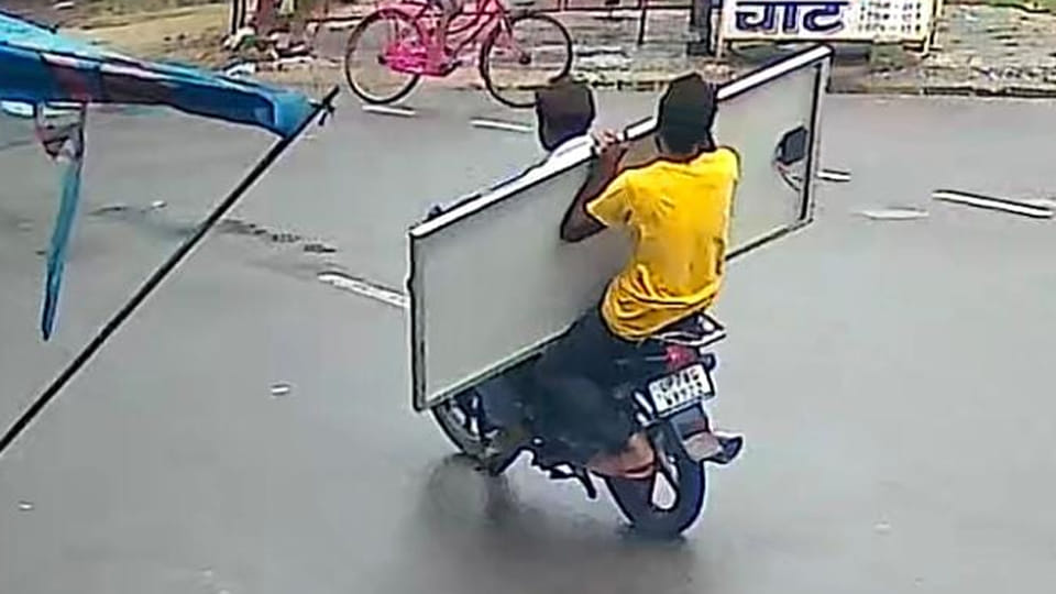 Kanpur: Thieves stole the solar panel installed on a grocery shop in broad daylight