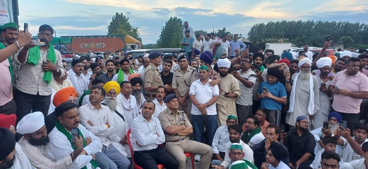 Haridwar: टोल प्लाजा पर किसानों के बीच पहुंचे डीएम और एसएसपी, आश्वासन के बाद धरना समाप्त