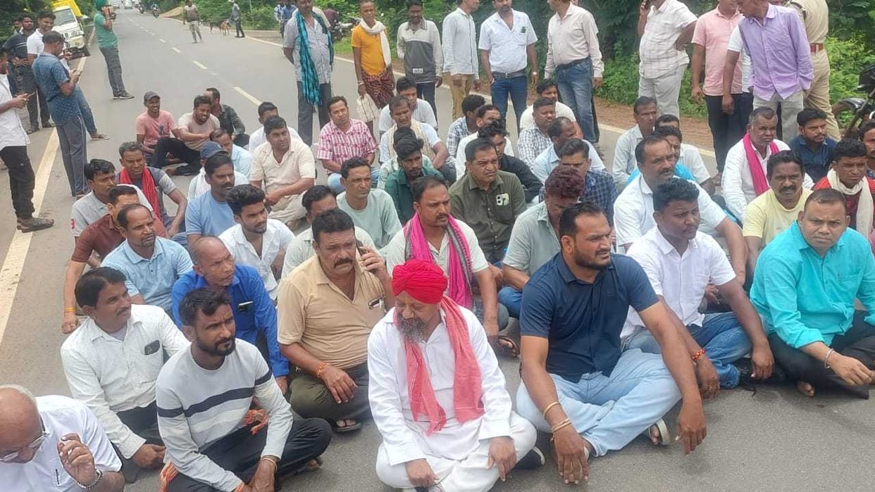 farmers of Dhik village blocked road in front of Pusaur Tehsil office