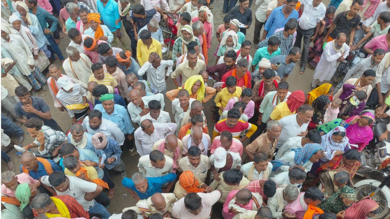 Fertilizer Crisis in UP Crowd gathered again for fertilizer queue started from 7 am in Sonbhadra