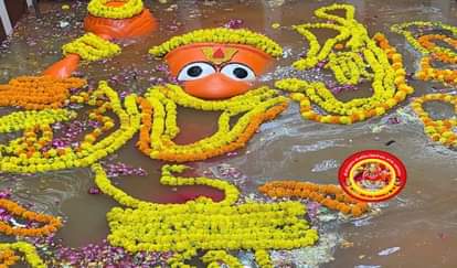 मां गंगा ने चौथी बार बड़े हनुमानजी को कराया स्नान।